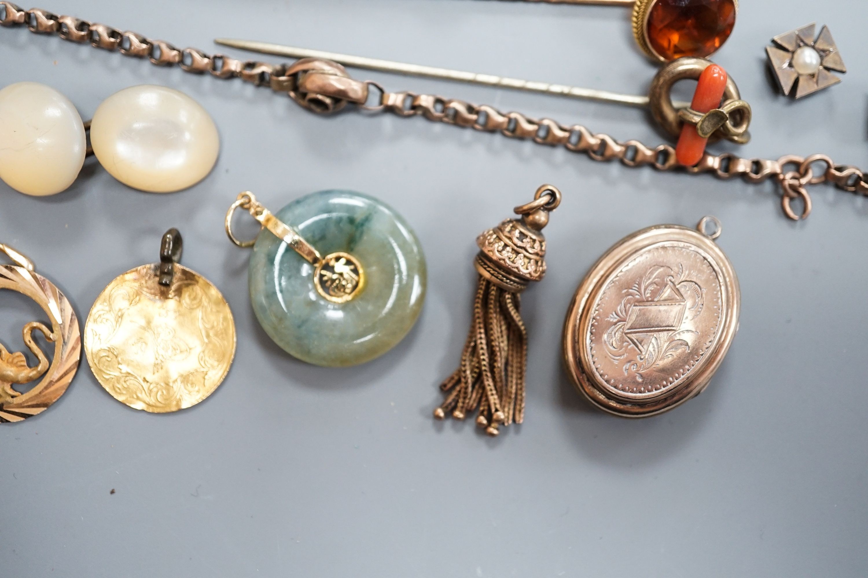 Minor jewellery including a 9ct chain(a.f.), 11.7 grams, a Persian gold coin pendant, gross 2 grams, a yellow metal pendent stamped '14', 1.8 grams and other jewellery including a jade pendant, two stick pins, cased butt